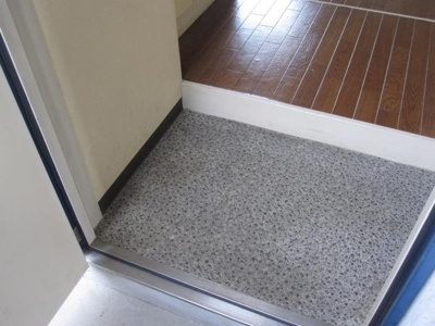 【玄関】 | 利回り：約9％。全15戸の一棟収益マンション！