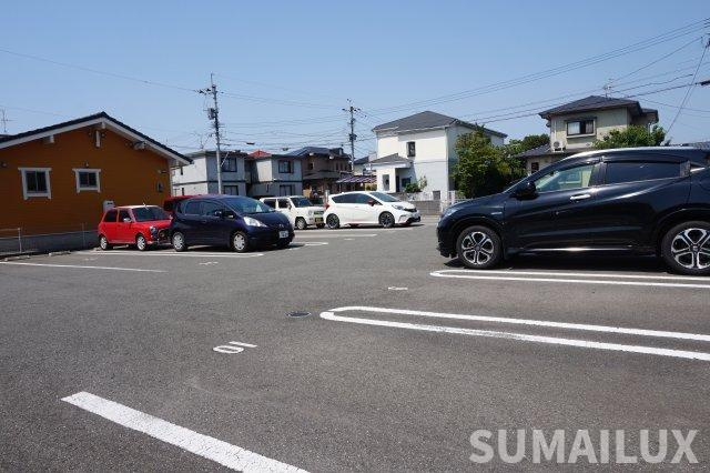Ｎｅｕｔｒａｌ　８の駐車場