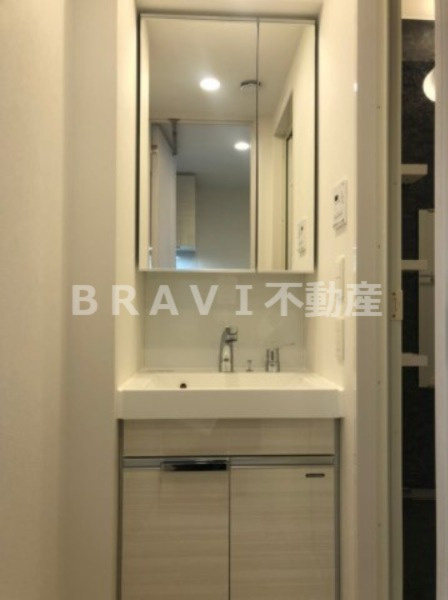 ルネフラッツ谷町四丁目　BRAVI不動産の独立洗面台|【ルネフラッツ谷町四丁目】独立洗面台、朝の身支度には欠かせません