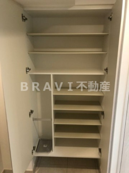 ルネフラッツ谷町四丁目　BRAVI不動産の玄関|【ルネフラッツ谷町四丁目】大きなシューズボックス