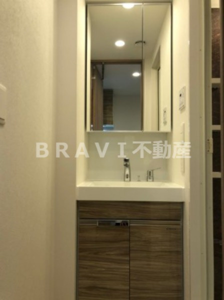 ルネフラッツ谷町四丁目　BRAVI不動産の独立洗面台|【ルネフラッツ谷町四丁目】独立洗面台、朝の身支度には欠かせません