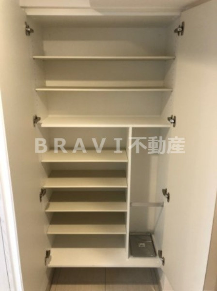 ルネフラッツ谷町四丁目　BRAVI不動産の玄関|【ルネフラッツ谷町四丁目】大きなシューズボックス