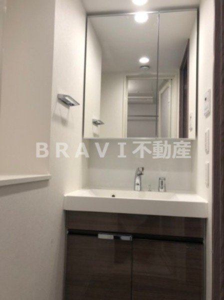 ルネフラッツ谷町四丁目　BRAVI不動産の独立洗面台|【ルネフラッツ谷町四丁目】独立洗面台、朝の身支度には欠かせません