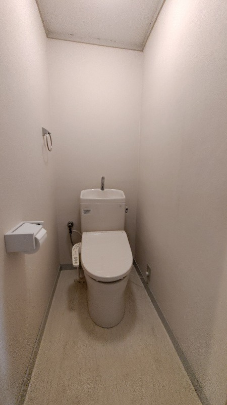 箕面市半町３丁目の賃貸マンションのトイレ
