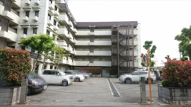 箕面市半町３丁目の賃貸マンションの駐車場