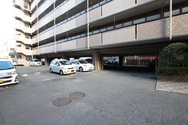 エクレール香椎参道の駐車場