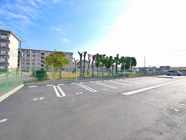 フローラル　メゾンの駐車場|広々とした駐車場です。
