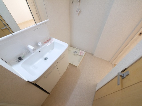 ルナ　ヒルズの洗面所|脱衣スペースもあります