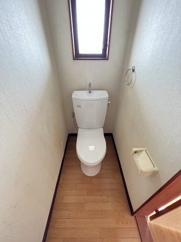 【トイレ】 | ジョイフル田隈 | トイレにも窓があり、気になるニオイもスッキリ換気出来ますね