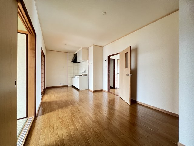 【居間・リビング】 | ジョイフル田隈 | 北側洋室も建物が隣接していないので明るい光が入ります