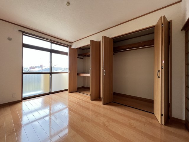 【洋室】 | ジョイフル田隈 | 洋室のクローゼットは天井まで使えますのでタンスいらずですよ