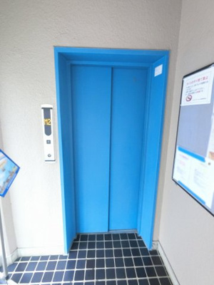 【その他共用部分】 | ライオンズマンション沢渡 | お買い物時やベビーカーの出し入れに便利なエレベーター付です。