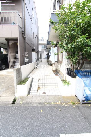 ローズアパートQ30のエントランス