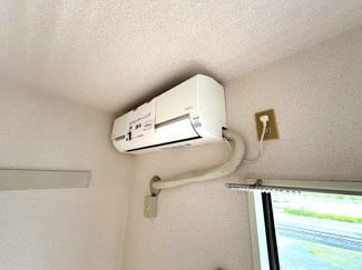 【その他共用部分】 | 洋室6帖のお部屋には、暑い夏や寒い冬に大活躍のエアコン付きです☆冷暖房完備で1年中快適に過ごせます♪