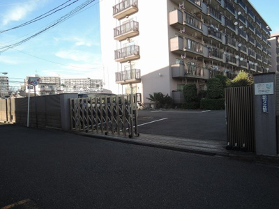 【駐車場】 | 神奈川芙蓉ハイツ | 駐車場出入口です。