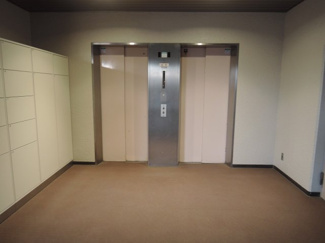 【その他共用部分】 | お買い物時やベビーカーの出し入れに便利なエレベーター付
混雑時にも便利なエレベーター2基付です。