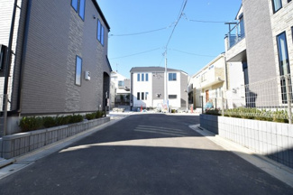 【前面道路含む現地写真】 | 新設された道路ですので住民以外の立ち入りはほとんどなく、車の往来も少なく小さなお子様にも安心の立地です。