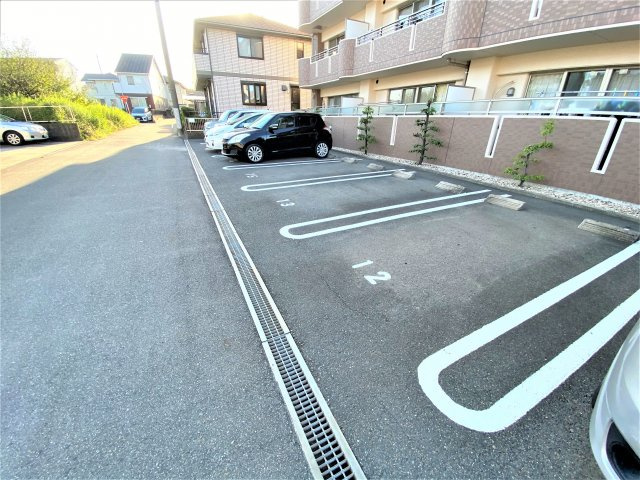 クレール新知の駐車場