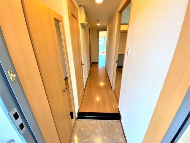クレール新知の玄関