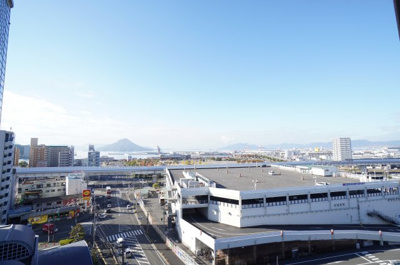 【展望】 | パストラルハイム宇品 | 【空と海の青さ】
広島湾を一望できる高層階の本物件。
リビングからも雄大な瀬戸の海を見ることができます。
行きかう船舶を見たり、瀬戸の情景も疲れを癒してくれる
ポイント。夜の海や星空も美しそうです！