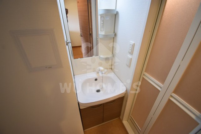 【独立洗面台】 | レジデンス福島 | 独立洗面台、小物を置くことができて便利です