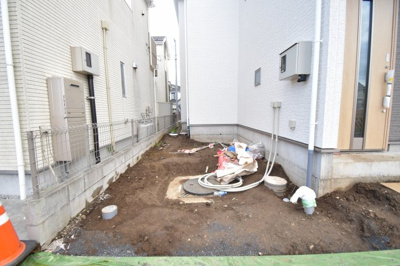 【駐車場】 | 昭島市上川原町　新築戸建 | 玄関横の駐車スペースは買い物帰りで荷物が多くても楽ですね。前面道路も広いので車庫入れもしやすいです。