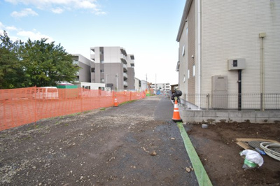 【前面道路含む現地写真】 | 昭島市上川原町　新築戸建 | 前面道路公道16メートルあります。運転が苦手な奥様でも楽々駐車可能です。