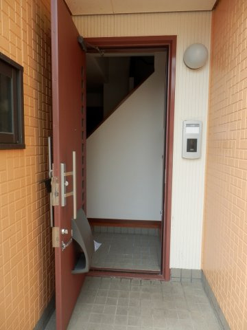 ステージ　リペリアンのエントランス|ポーチのようになっているので雨・風除けになります。