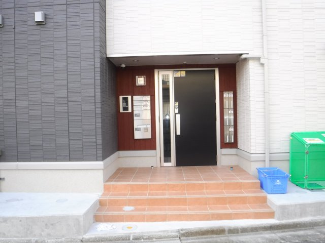 Ｄ－ｒｏｏｍ塚越のエントランス