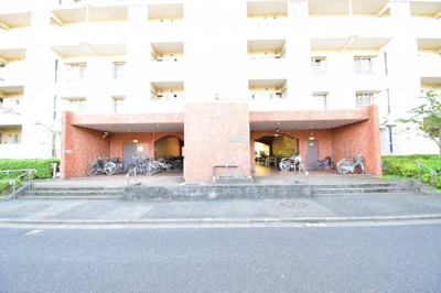 【エントランス】 | 昭島つつじが丘ハイツ北 | シンプルながら、それでいて雨対策もシッカリと考えられたエントランス。手入れが行き届いています。