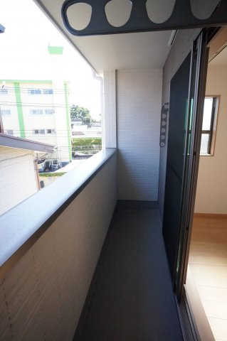 習志野市実籾本郷のタウンのバルコニー|開放的で明るい空間を演出してくれるバルコニーです