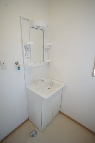 習志野市実籾本郷のタウンの洗面所|忙しい朝には欠かせない洗面所です