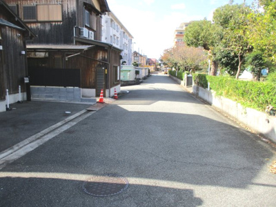 【前面道路含む現地写真】 | 明石市西新町1丁目中古戸建 | 非常に静かな住環境です♪目の前は公園がありゆっくり過ごせます♪