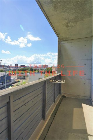 ロッヂングス東屋敷【キャッシュバック対象物件】のバルコニー|広々としたバルコニーです