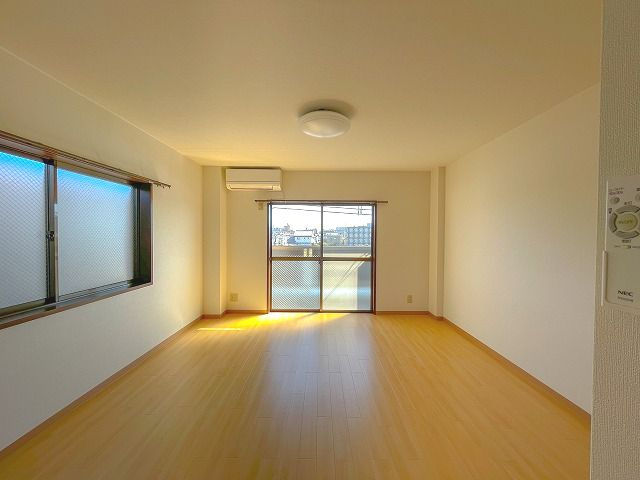 ガーデンハイツいちのみやの居間・リビング|ゆったりとしたリビングです