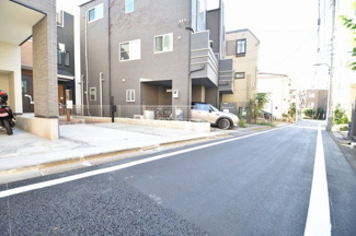 【前面道路含む現地写真】 | お車の通行は少なく小さなお子様にも安心の立地です。