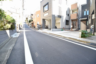 【前面道路含む現地写真】 | お車の通行は少なく小さなお子様にも安心の立地です。