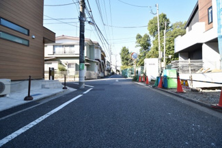 【前面道路含む現地写真】 | 南側5.4ｍ公道　車の通行は少なく小さなお子様にも安心の立地です。