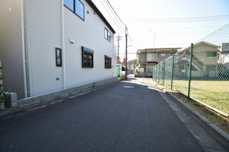 【前面道路含む現地写真】 | 西側4ｍ私道　周辺とても静かな住環境で落ち着いた暮らしが手に入ります。
