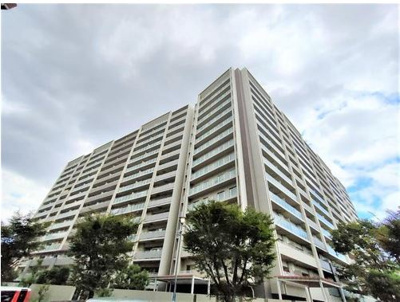 【外観】 | アワーズ | 専有面積：77.11㎡（23.33坪）と、ゆとりの広さです。
建築年数も、平成22年1月と新しく、らくらくフラット35が適用できます。