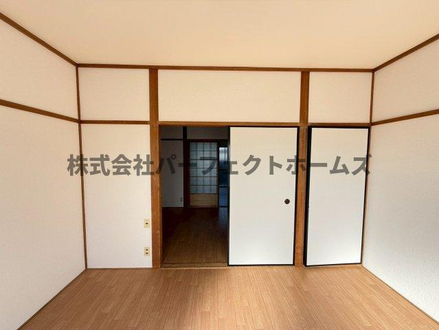 緑町マンションの居間・リビング|こちらのリビングで趣味の時間をお楽しみください