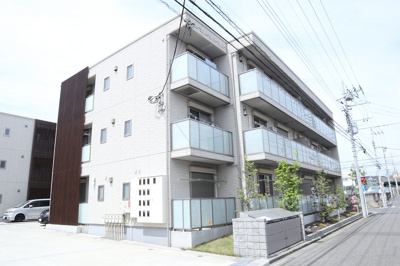 【外観】 | マイ.ファニー.コートⅡ【SHM】 | 積水ハウス施工の賃貸住宅シャーメゾン♪築浅の3階建てマンション☆「仲町台」駅にアクセス可能な最寄りバス停より徒歩3分！雨の日の通勤やお出かけもバス利用でスムーズです♪