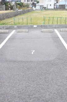 【駐車場】 | すぐ入口そばには１台3,000円の駐車場、軽自動車で運転上手な方には１台1,000円もありますよ