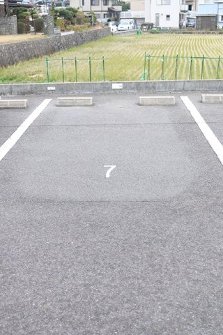 【駐車場】 | サンシャインマンション | すぐ入口そばには１台3,000円の駐車場、軽自動車で運転上手な方には１台1,000円もありますよ