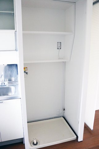 【寝室】 | サンシャインマンション | 洗濯機置き場に洗剤等収納棚もしかもロールスクリーン付きですよ