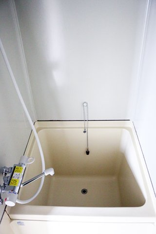 【浴室】 | サンシャインマンション | 少し小さいですがお湯を節約できるともいえますよ