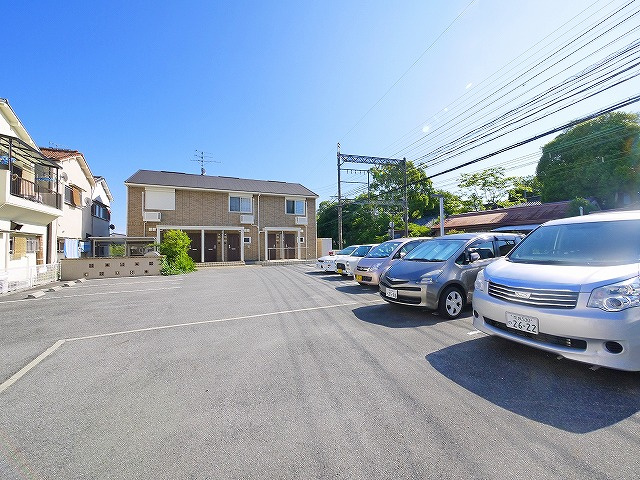 カリュオンの駐車場|車をお持ちの方に嬉しい駐車場付きの物件です