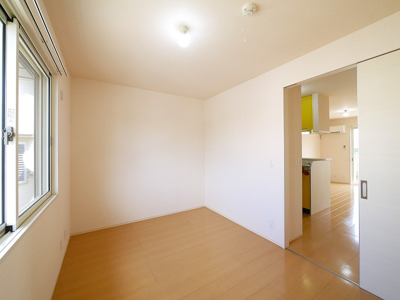 カリュオンの寝室|落ち着いた色調の寝室です