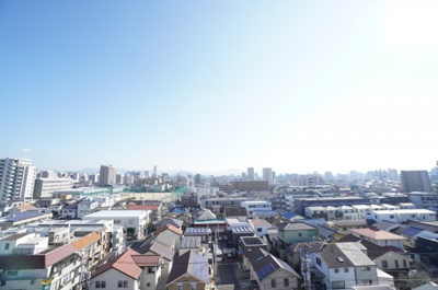 【展望】 | パーク・ノヴァ観音（リノベーション済） | 【シティービュー】
都会の物件からの眺望を想像すると、
周りの建物に押しつぶされそうになりますが、
周りにはあまり高い建物も無く他の建物との距離もあり、
視界が開けて青空を楽しむことができます。