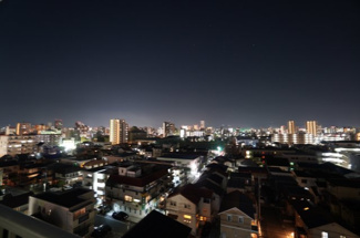 【展望】 | 【Night View】
物件からの夜の景色は、隠れ夜景スポットのよう。
お仕事から疲れて帰ってきて、この夜景を楽しめるのも
この立地ならでは。
もう少し早い時間のサンセット夜景もキレイかも。